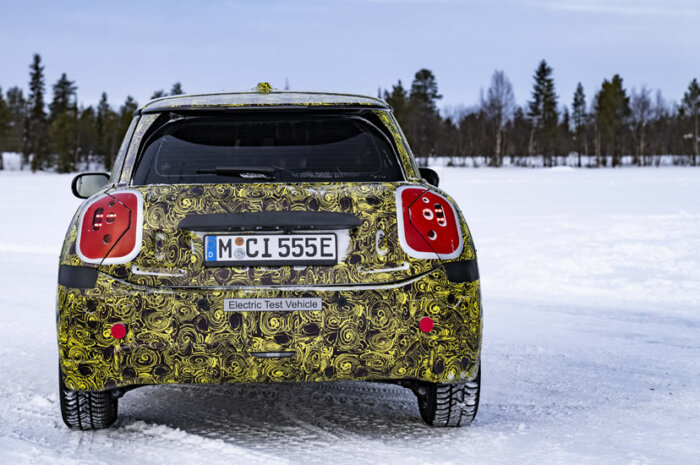 第4世代 ミニ3ドア G56 EV ミニクーパーSE 冬テストの開発車両 2022年3月 リアビュー