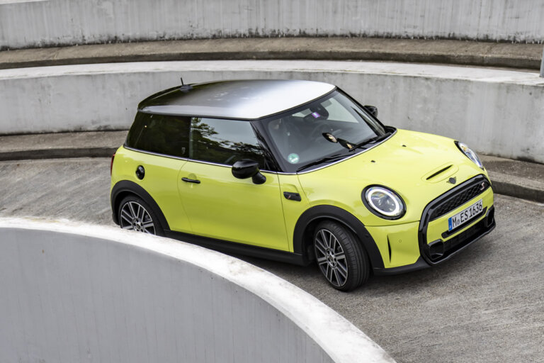 MINI 3ドア/5ドア|ゼスティーイエローの写真集 | MINI COOPER Sketch