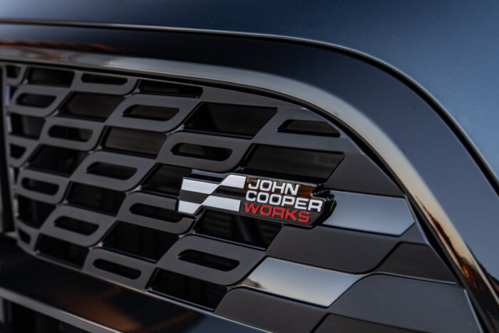 新型ミニカントリーマン U25 ジョンクーパーワークス 2024年 レジェンドグレー レッドルーフ フロントグリルのジョンクーパーワークスロゴ