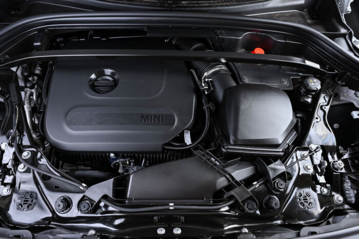 ミニ カントリーマンS ALL4 U25 エンジンルーム BMWグループ 2リッター直列4気筒 ガソリンターボエンジン 2024年