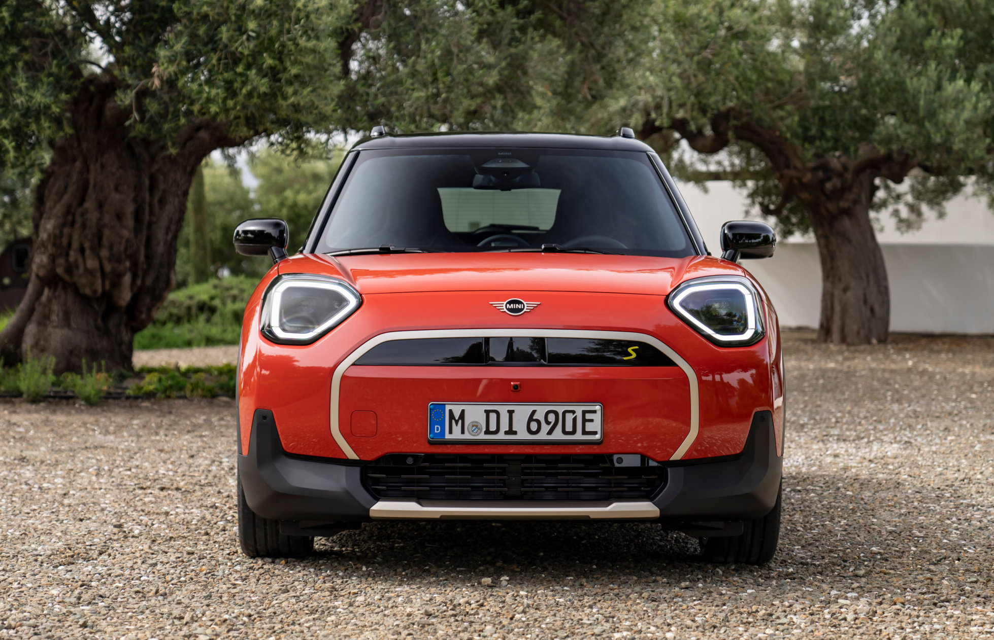 初のBEV専用MINI「エースマン」が国内販売開始！491万円から | MINI