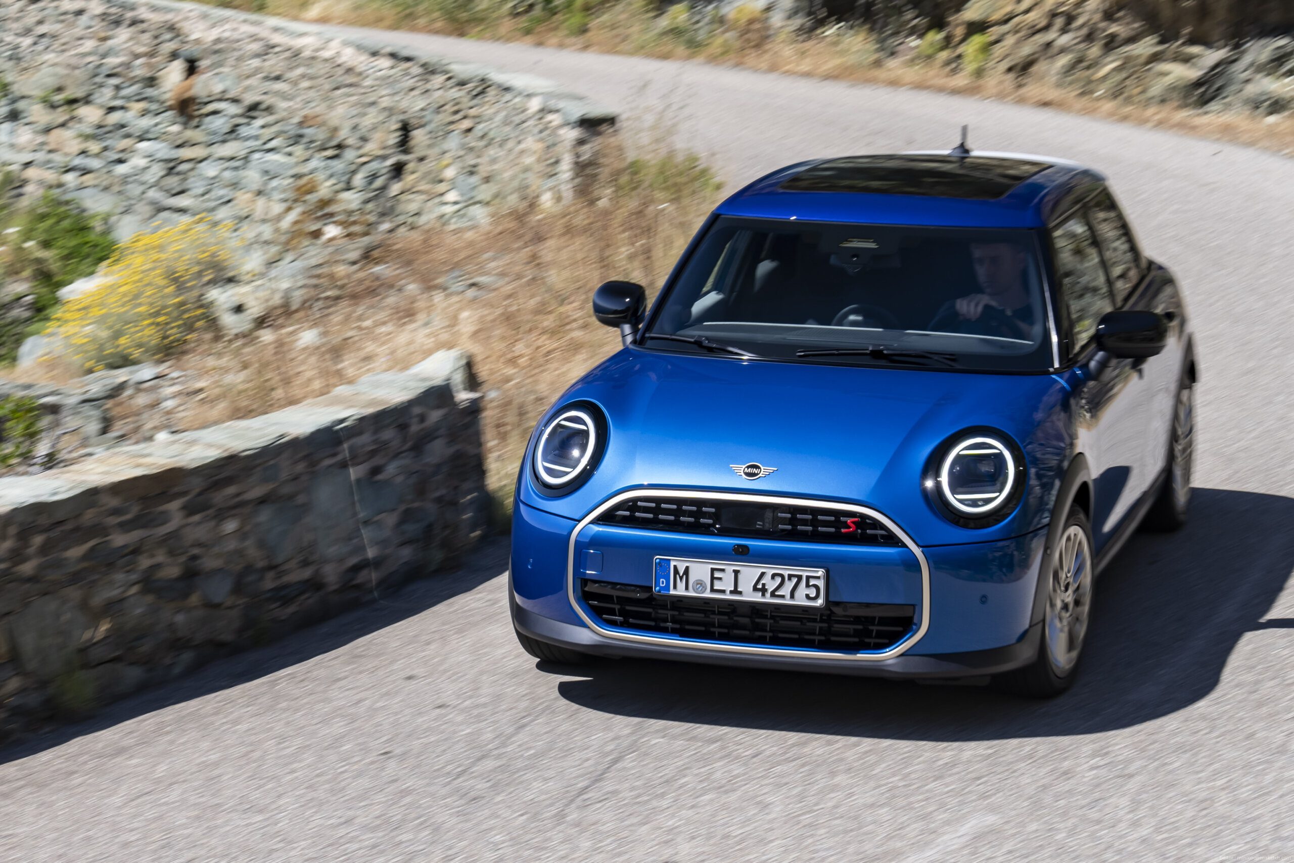 注目の新型「MINIクーパー 5ドア」走行シーンの写真が初公開！ | MINI