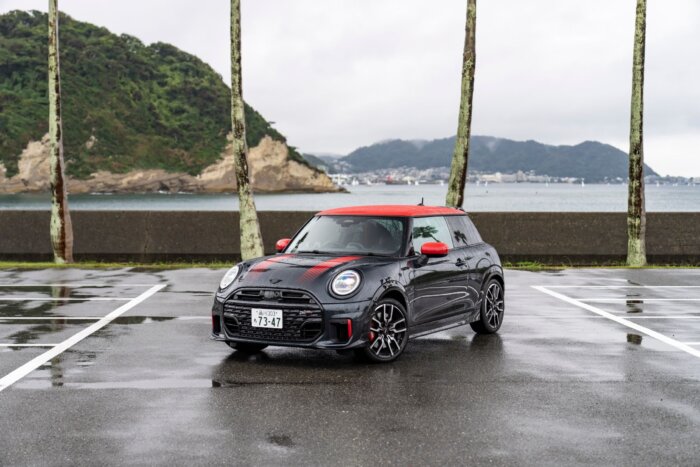 ミニクーパー f66 ジョンクーパーワークス 2025年 レジェンドグレー＆レッドルーフ 逗子で撮影