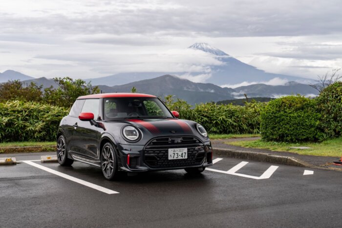 ミニクーパー f66 ジョンクーパーワークス 2025年 レジェンドグレー＆レッドルーフ 背景に箱根からの富士山