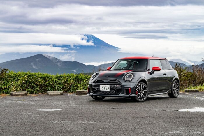 ミニクーパー f66 ジョンクーパーワークス 2025年 レジェンドグレー＆レッドルーフ 背景に箱根からの富士山