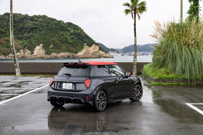 ミニクーパー f66 ジョンクーパーワークス 2025年 レジェンドグレー＆レッドルーフ 逗子で撮影