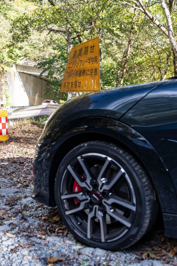 ミニクーパー f66 ジョンクーパーワークス 2025年 レジェンドグレー＆レッドルーフ いろは坂の走行シーン