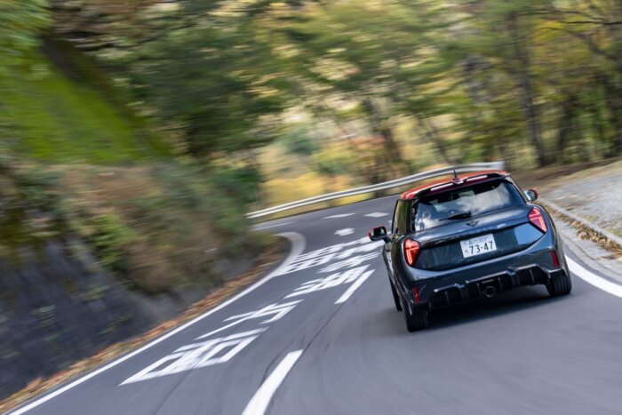 ミニクーパー f66 ジョンクーパーワークス 2025年 レジェンドグレー＆レッドルーフ いろは坂の走行シーン