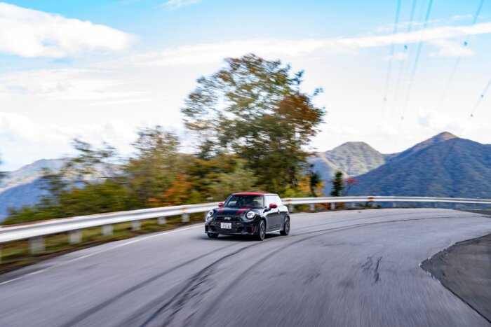 ミニクーパー f66 ジョンクーパーワークス 2025年 レジェンドグレー＆レッドルーフ いろは坂の走行シーン