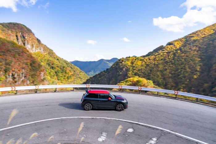 ミニクーパー f66 ジョンクーパーワークス 2025年 レジェンドグレー＆レッドルーフ いろは坂の走行シーン