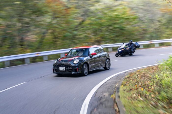 ミニクーパー f66 ジョンクーパーワークス 2025年 レジェンドグレー＆レッドルーフ いろは坂の走行シーン