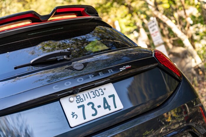 ミニクーパー f66 ジョンクーパーワークス 2025年 レジェンドグレー＆レッドルーフ いろは坂の走行シーン