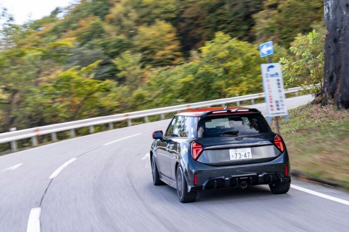 ミニクーパー f66 ジョンクーパーワークス 2025年 レジェンドグレー＆レッドルーフ いろは坂の走行シーン
