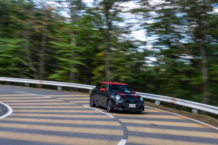ミニクーパー f66 ジョンクーパーワークス 2025年 レジェンドグレー＆レッドルーフ いろは坂の走行シーン