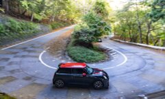 ミニクーパー f66 ジョンクーパーワークス 2025年 レジェンドグレー＆レッドルーフ いろは坂の走行シーン