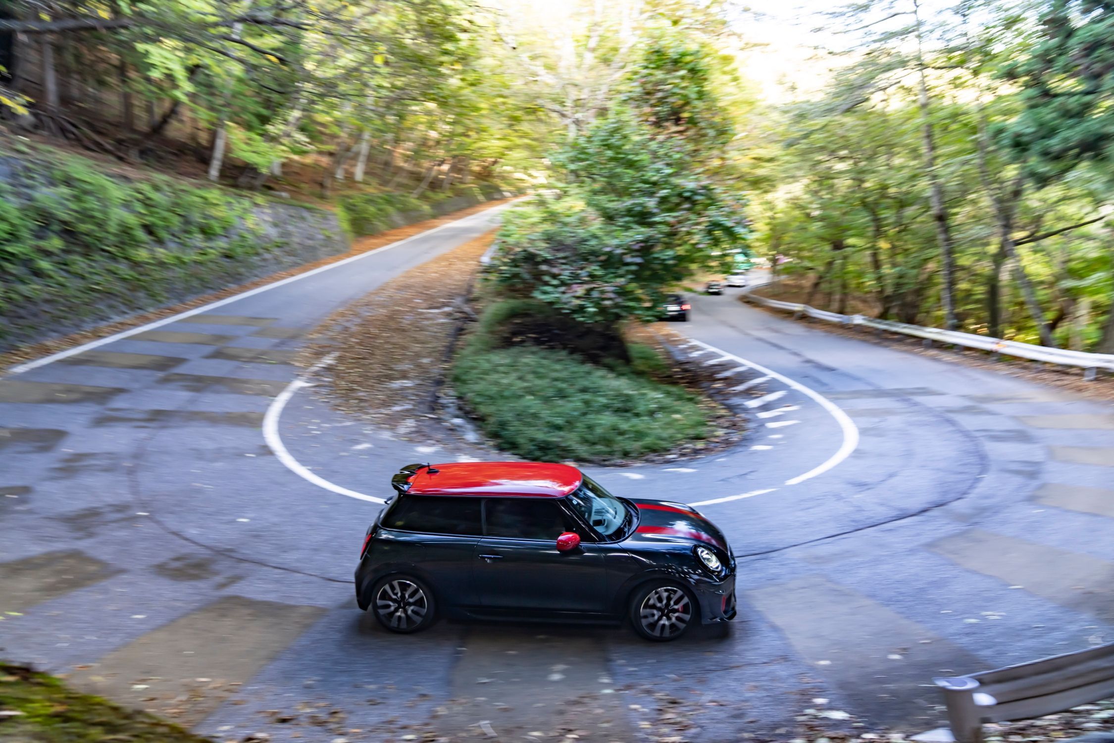 紅葉のいろは坂を駆ける、新型MINIジョンクーパーワークス！ | MINI