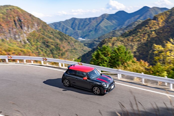 ミニクーパー f66 ジョンクーパーワークス 2025年 レジェンドグレー＆レッドルーフ いろは坂の走行シーン