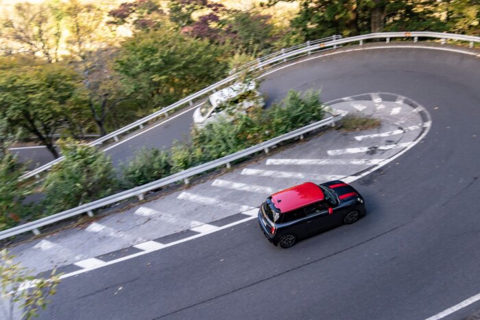 ミニクーパー f66 ジョンクーパーワークス 2025年 レジェンドグレー＆レッドルーフ いろは坂の走行シーン