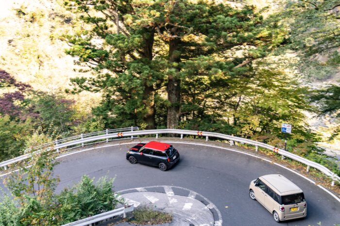 ミニクーパー f66 ジョンクーパーワークス 2025年 レジェンドグレー＆レッドルーフ いろは坂の走行シーン