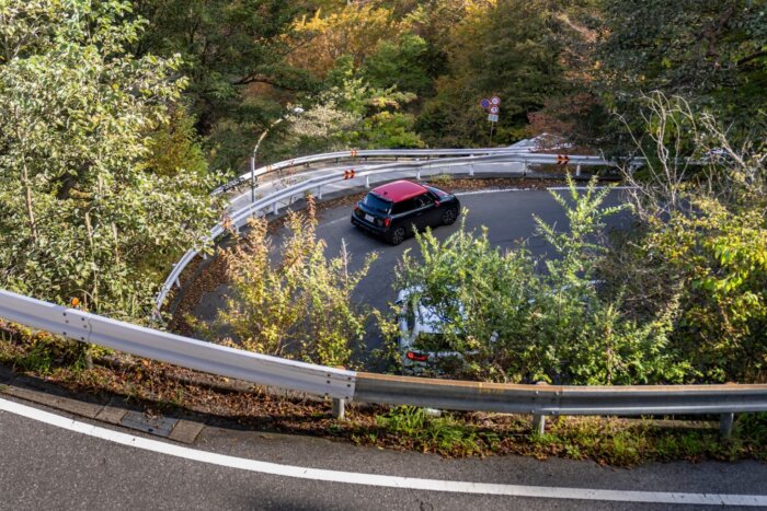 ミニクーパー f66 ジョンクーパーワークス 2025年 レジェンドグレー＆レッドルーフ いろは坂の走行シーン