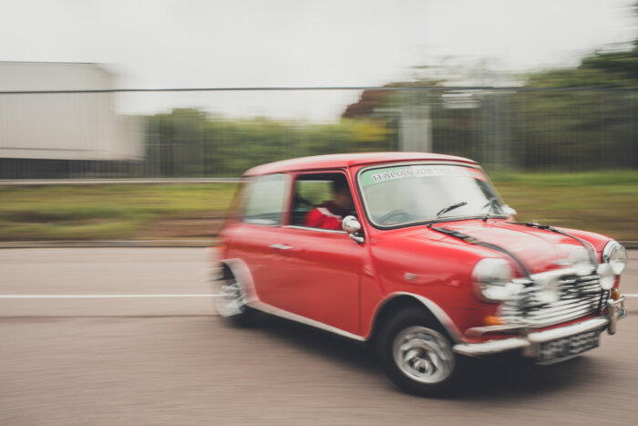 クラシックミニの走行シーン