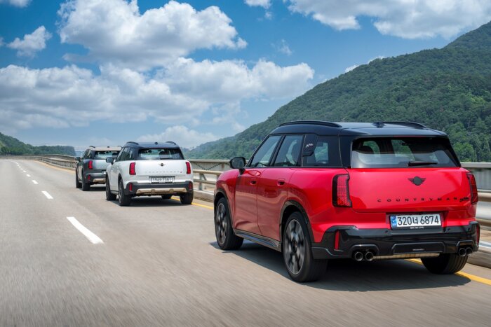 ミニカントリーマン U25 複数台の走行シーン