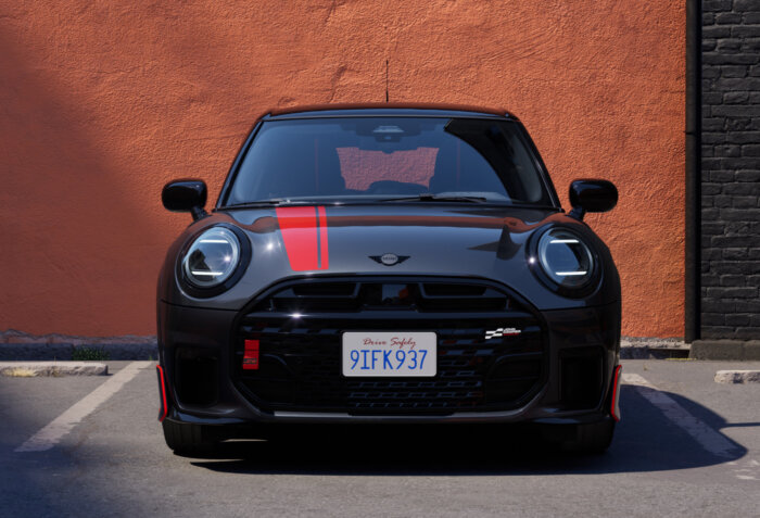 ミニクーパーS 5ドア f65 ジョンクーパーワークス純正アクセサリー JCWデカール JCW レジェンドグレー フロントビュー